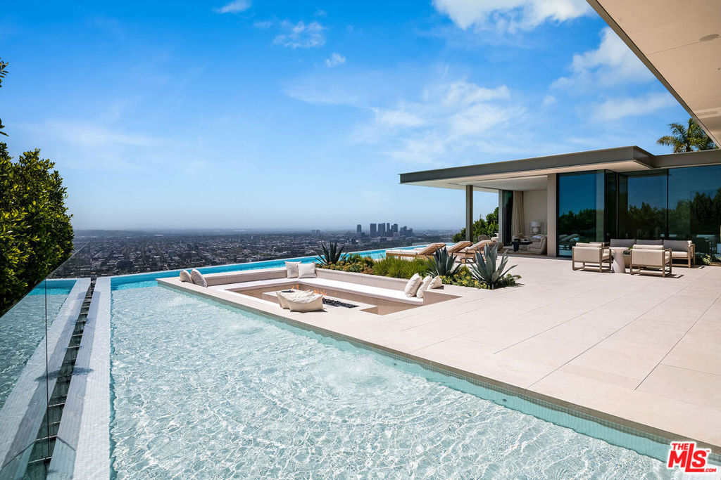 Property Photo:  9016 Thrasher Avenue  CA 90069 