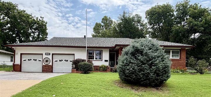 Property Photo:  1609 Monument Road  OK 74604 