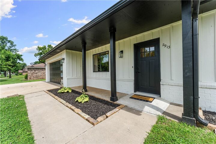 Property Photo:  2913 Parkwood Drive  AR 72756 