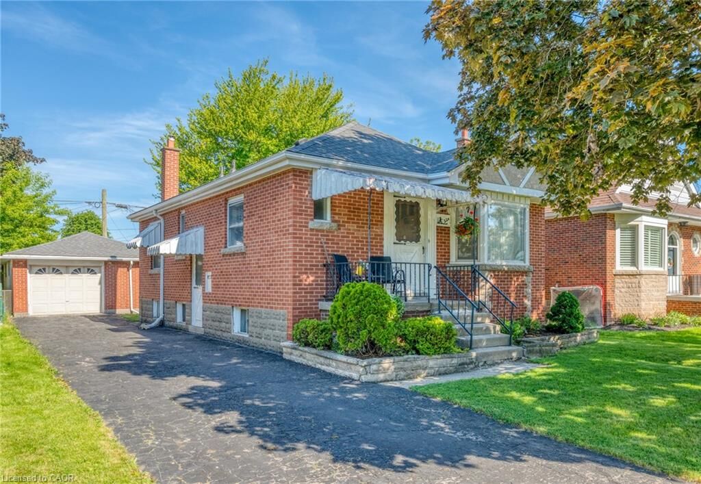 Property Photo:  224 Glencarry Avenue  ON L8K 3R9 