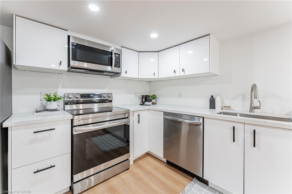 Property Photo:  15 Barnesdale Avenue N 2  ON L8L 6R4 