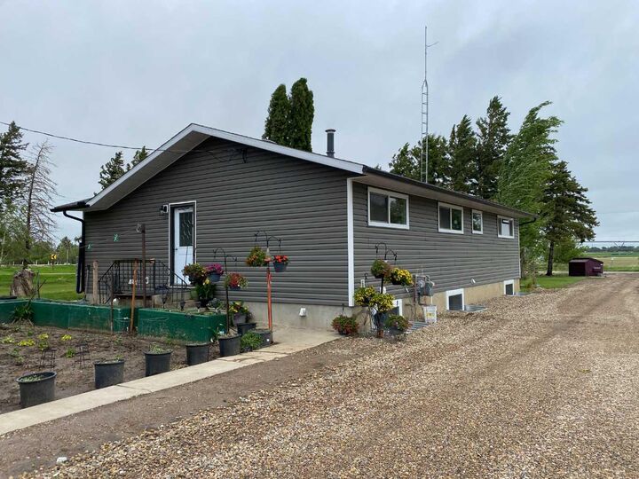 Photo de la propriété: 190080 140 Range Road AB T1R 1B3