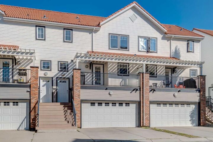 37 Royal Oak Plaza NW — photo 1