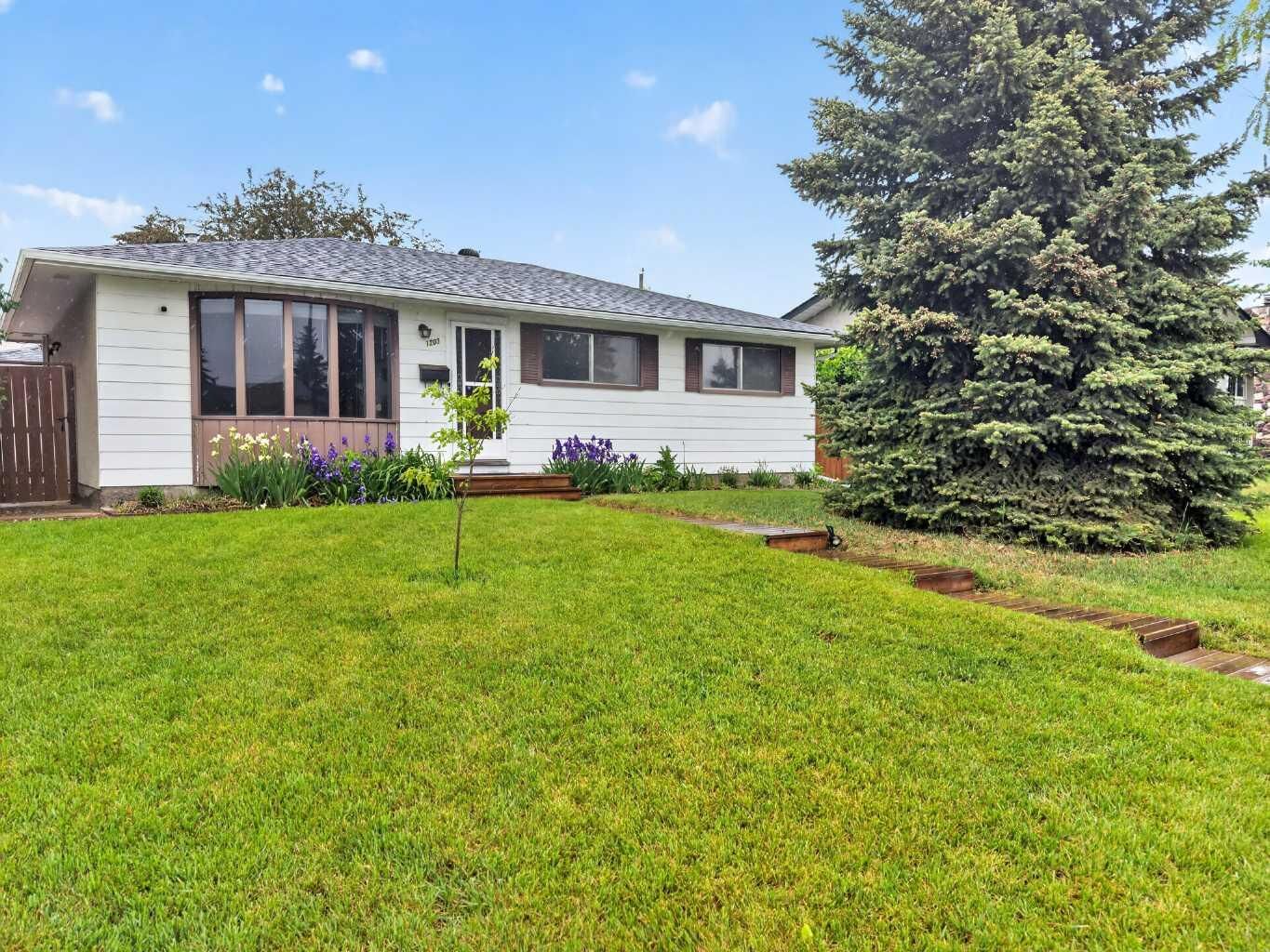 Property Photo:  1203 34 Street SE  AB T2A 0Z7 