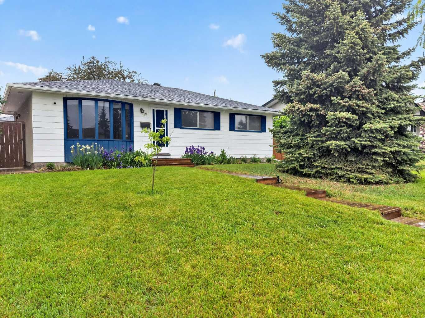 Property Photo:  1203 34 Street SE  AB T2A 0Z7 