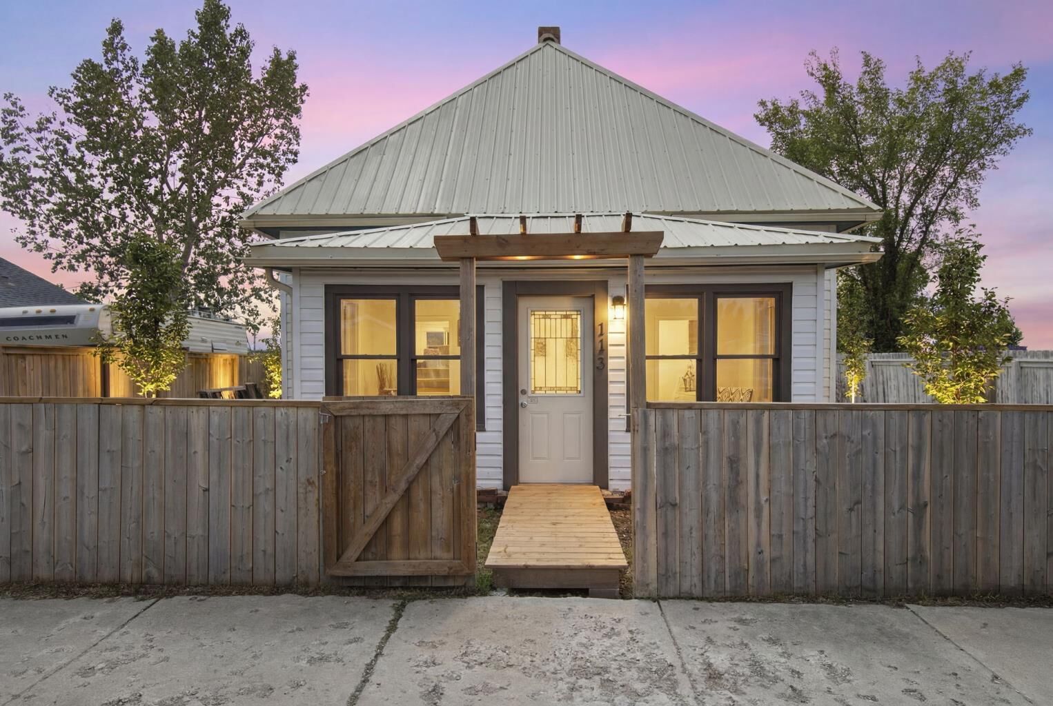 Property Photo:  113 2 Avenue  AB T0J 0S0 