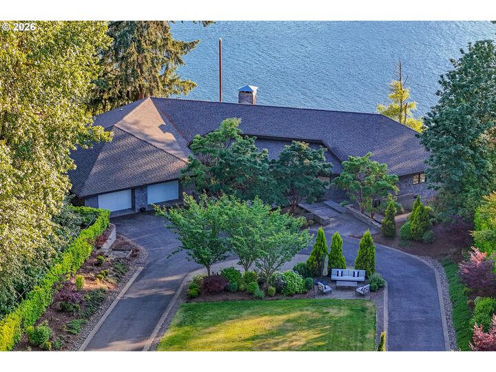 Property Photo:  3838 SE Hillside Dr  OR 97267 