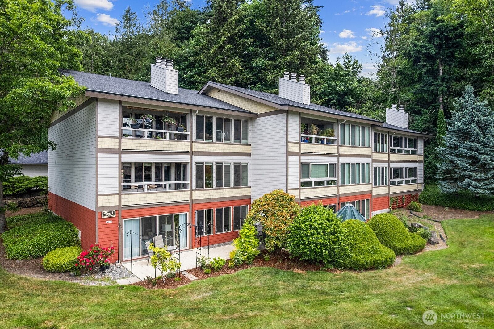 Property Photo: 23403 Lakeview Drive I-201 WA 98043