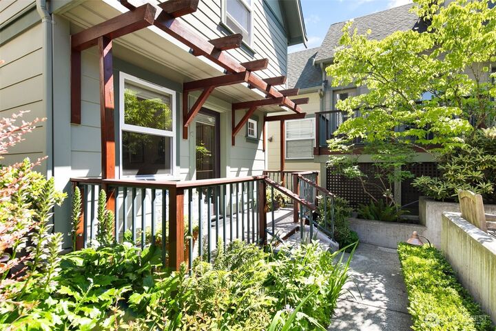 Property Photo: 6318 5th Avenue NE C WA 98115
