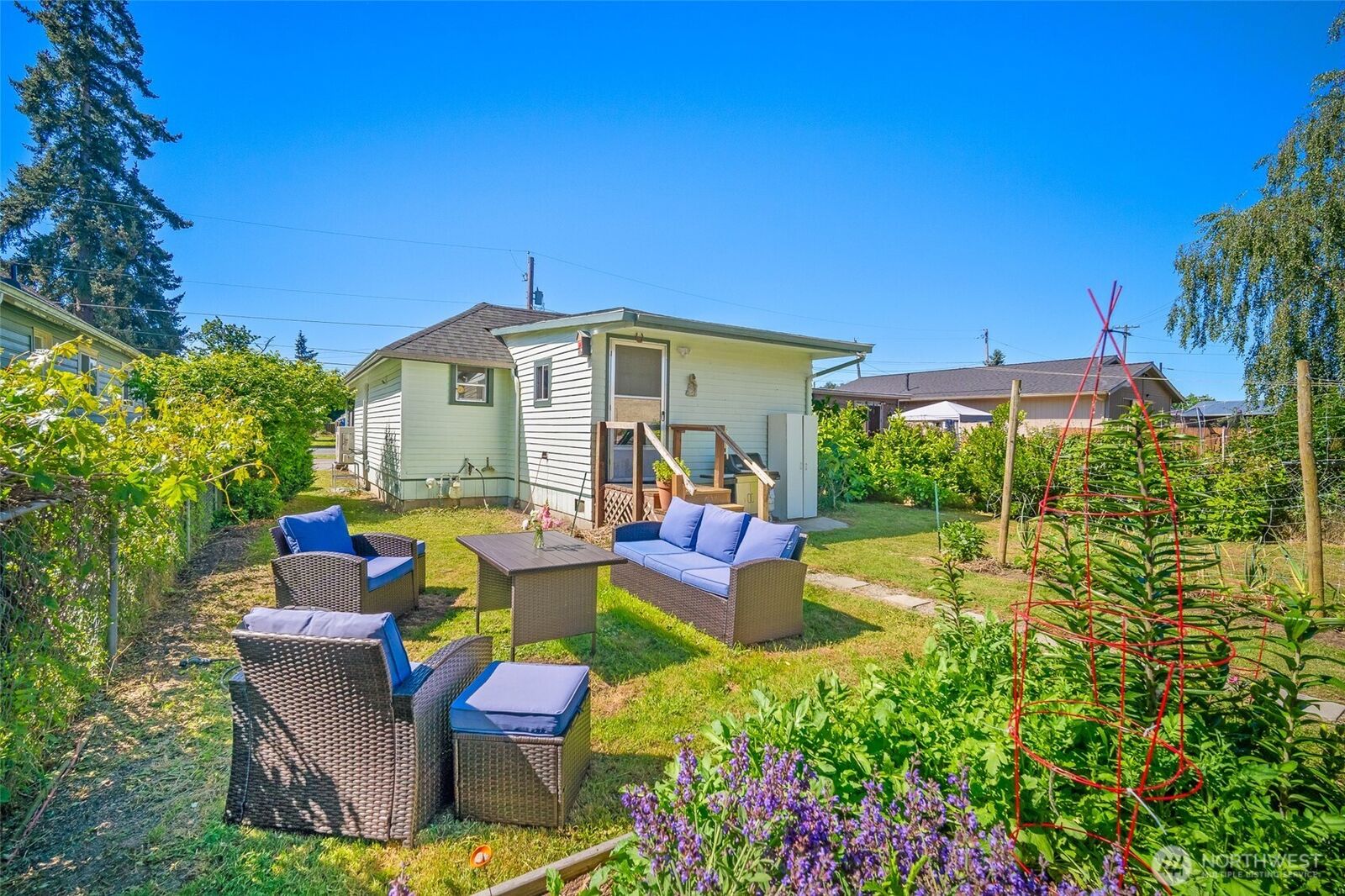 Property Photo:  811 W Hazel Street  WA 98273 