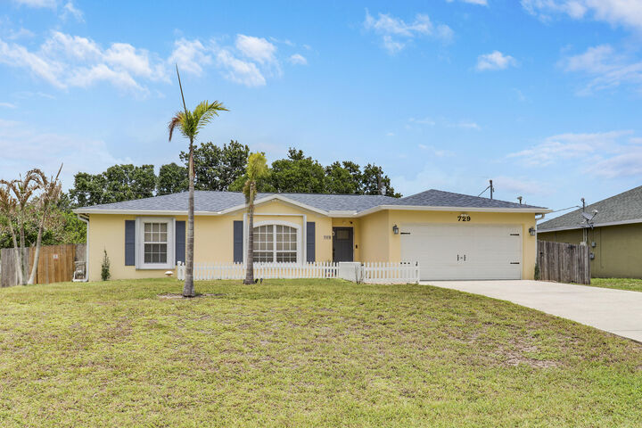 Property Photo: 729 SW Saragossa Avenue FL 34953