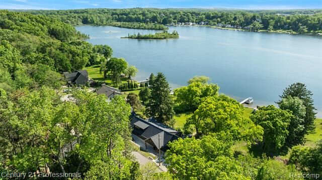 Property Photo:  1420 Pettibone Lake Road  MI 48356 