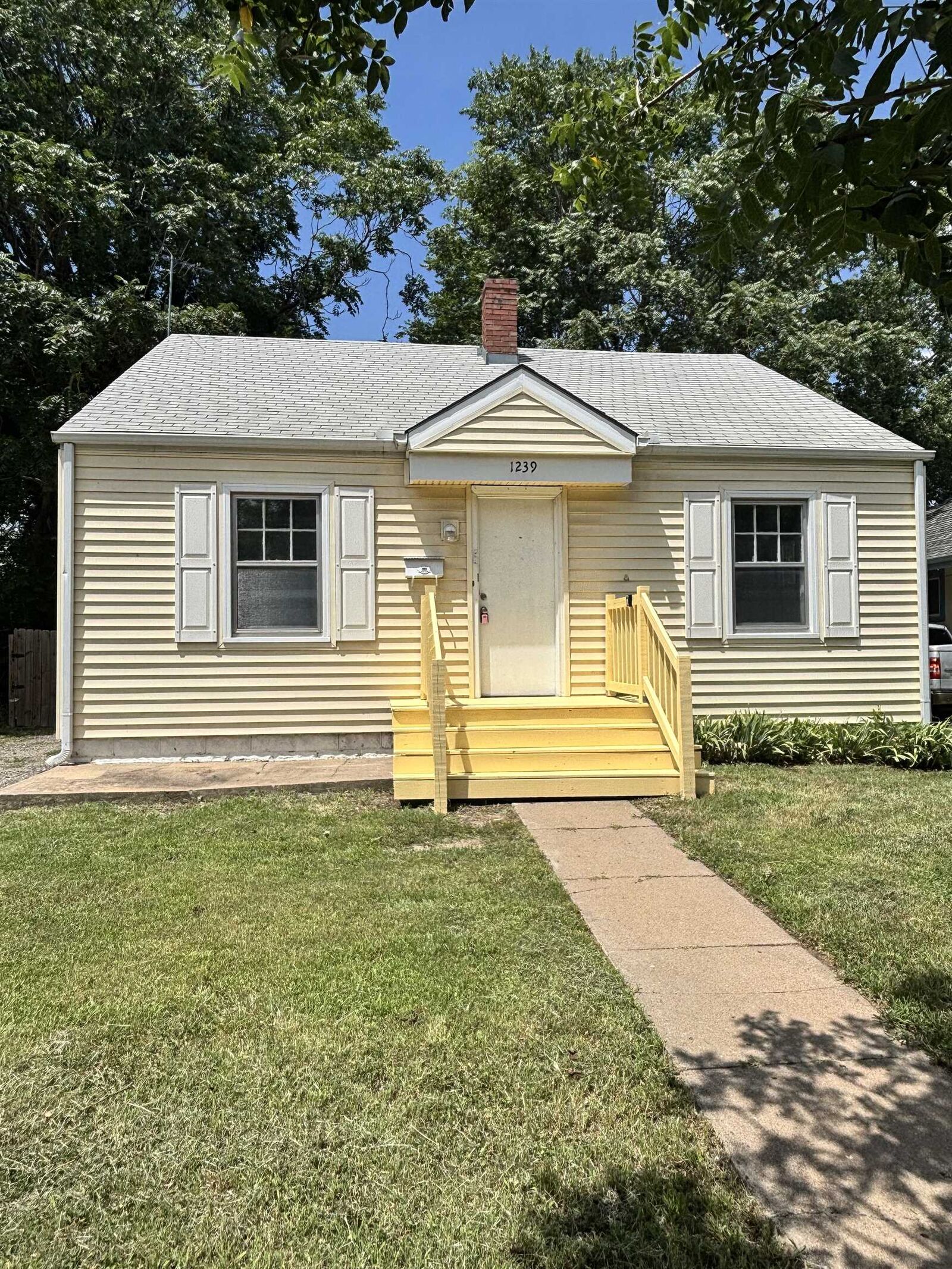 Property Photo: 1239 S Hydraulic KS 67211