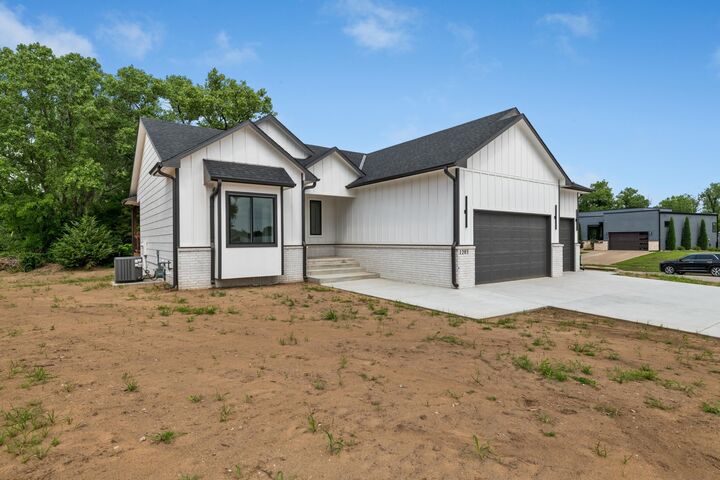 Property Photo: 1203 E Maywood Ct KS 67216