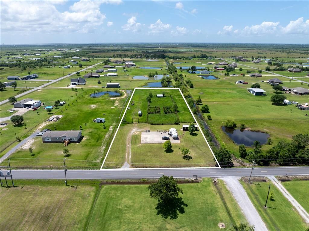 Property Photo: 401 Parish Line Road LA 70607