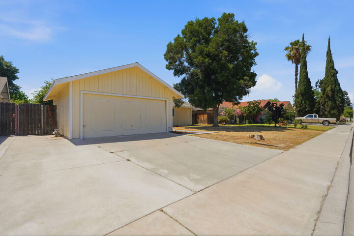 Property Photo: 1061 Greenfield Drive CA 93257