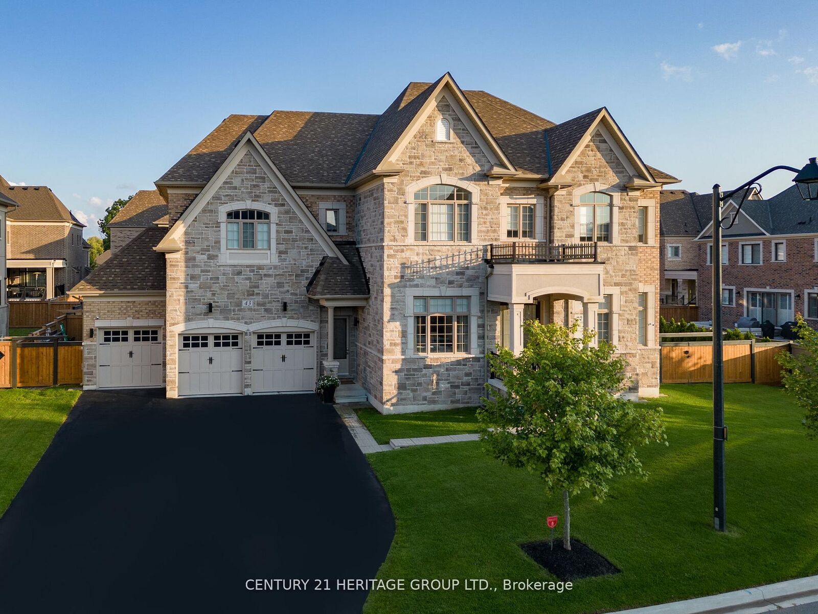 Photo de la propriété: 43 Sir Henry Court ON L7B 0P5