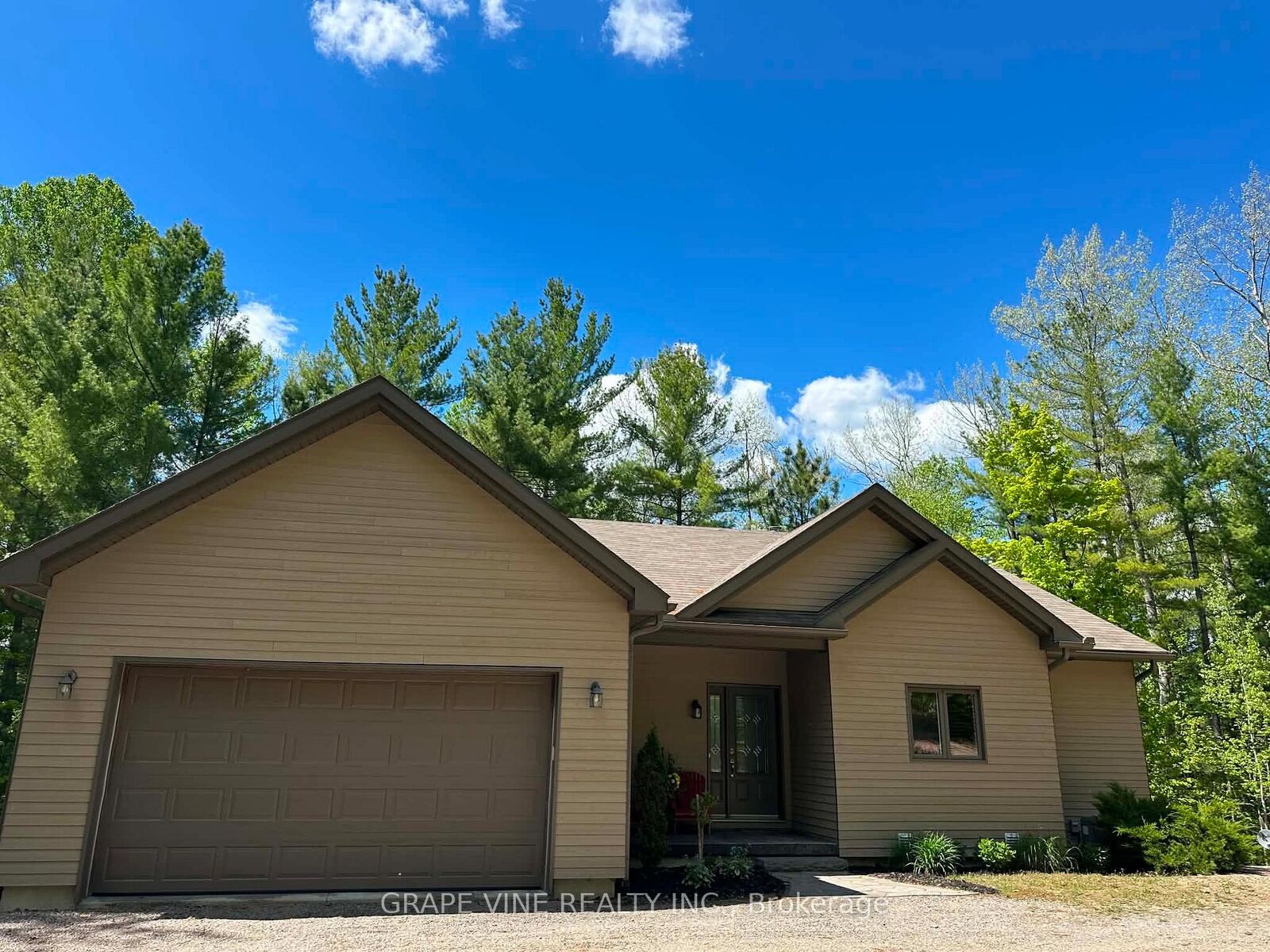 Property Photo: 424 Lakewoods Drive ON K0J 1B0