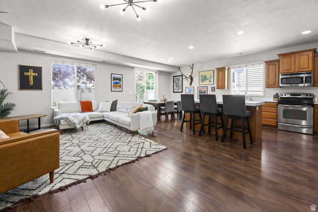 Property Photo: 1077 N Bellingham Ct UT 84054