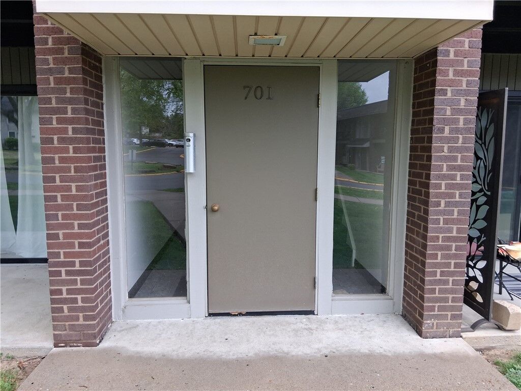 Property Photo:  701 College Park Dr 2  PA 15108 
