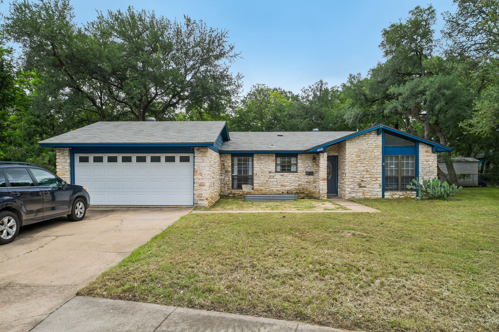 Property Photo: 5409 Hunters Glen TX 78745