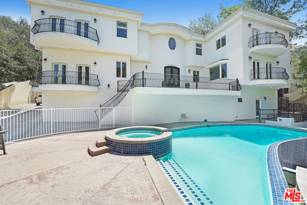 Property Photo: 4156 Sunswept Dr CA 91604