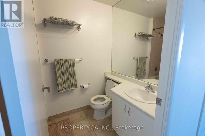 Property Photo:  215 Fort York Boulevard 2203  ON M5V 4A2 