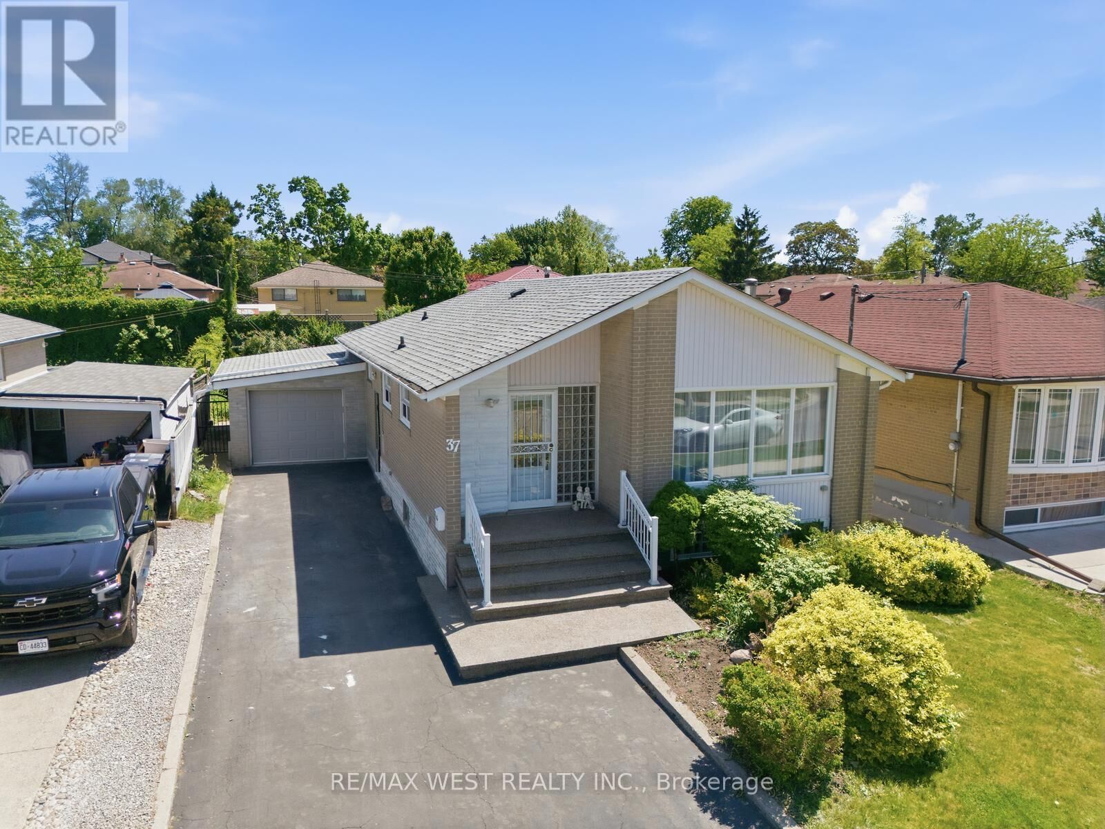 Property Photo:  37 Beaumonde Heights Drive  ON M9V 1V7 