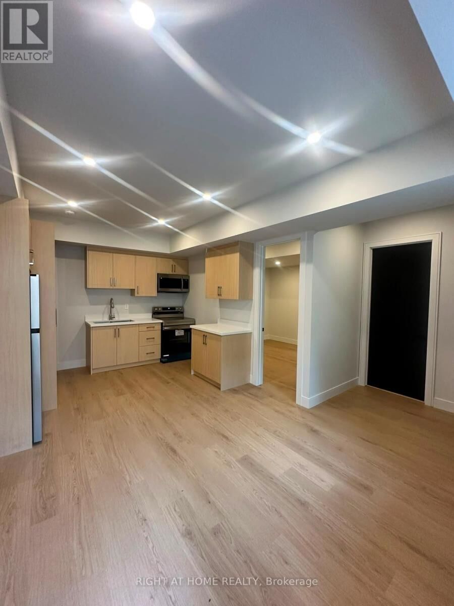 Property Photo:  855 Tenth Street  ON L5E 1S7 