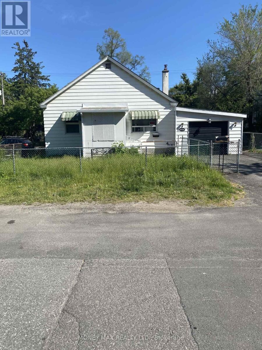 Property Photo:  1424 Rosenthal Avenue Carlington Avenue  ON K1Z 8H9 