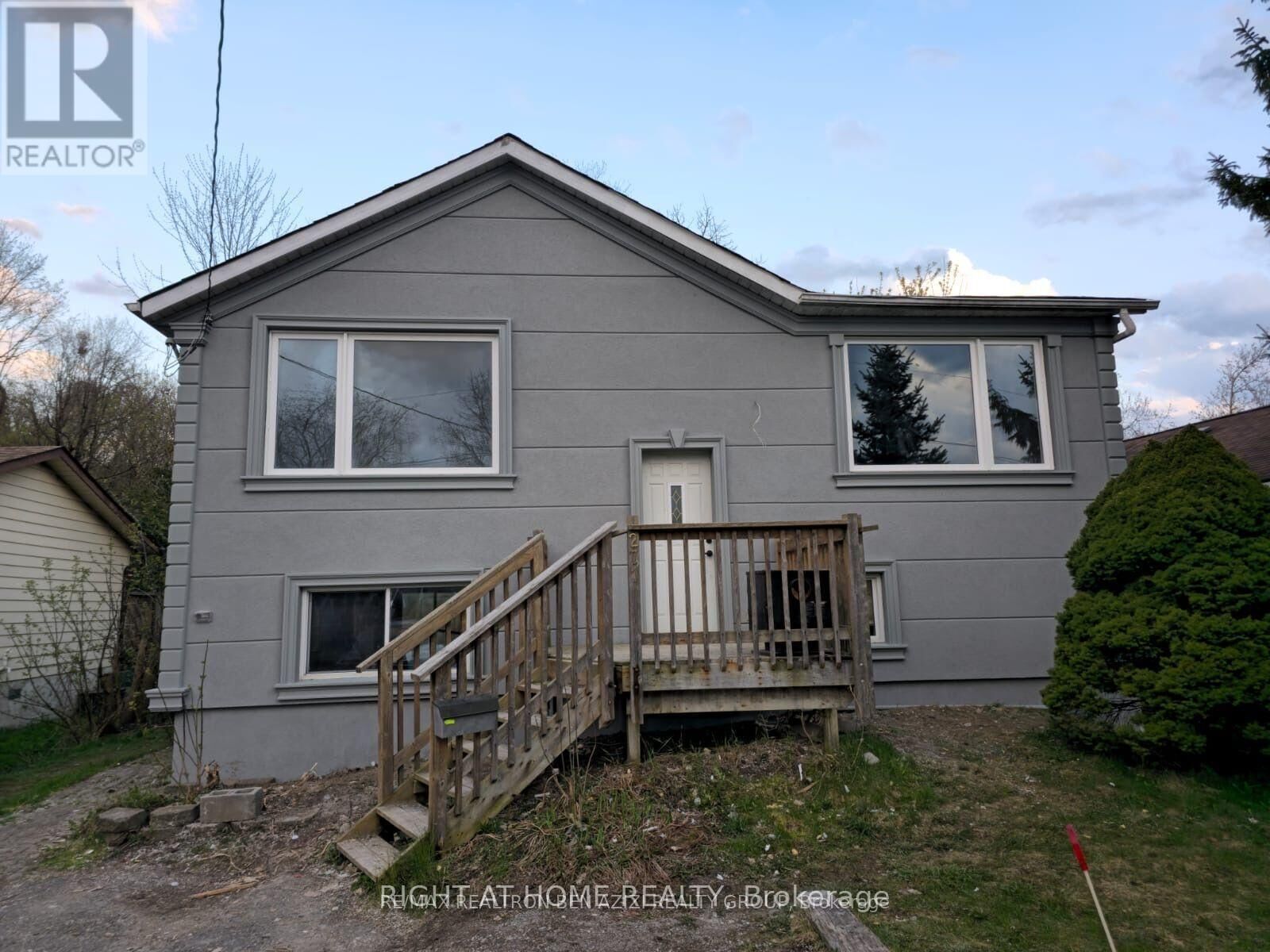 Property Photo: 271 Parkwood Avenue ON L4P 2X4