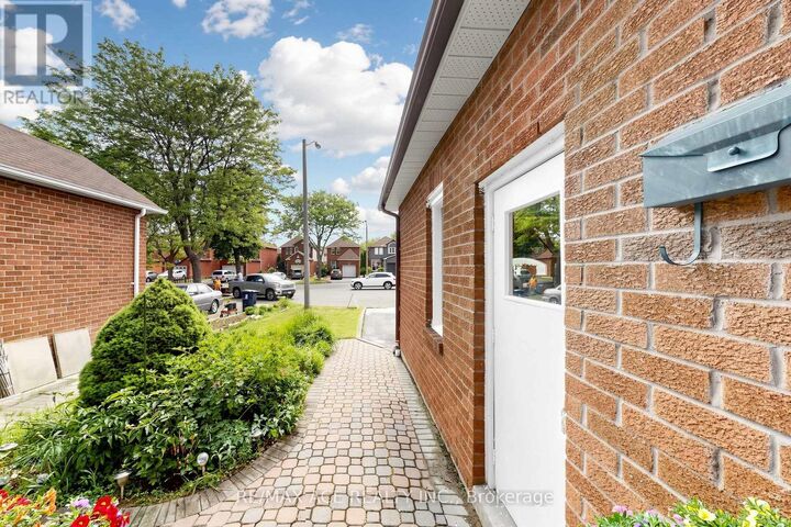 Photo de la propriété: 159 Heale Avenue ON M1N 3Y2