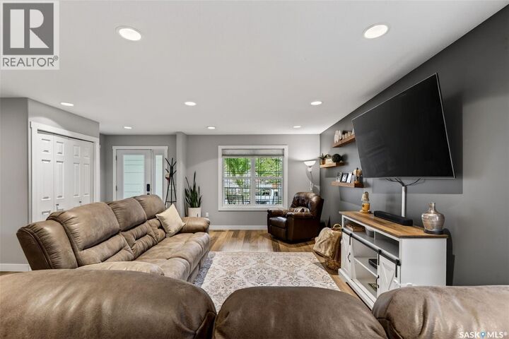 Property Photo:  306 Burrows Avenue E  SK S0E 1A0 