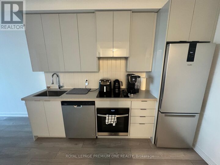 Photo de la propriété: 498 Caldari Road 1325 ON L4K 0R6