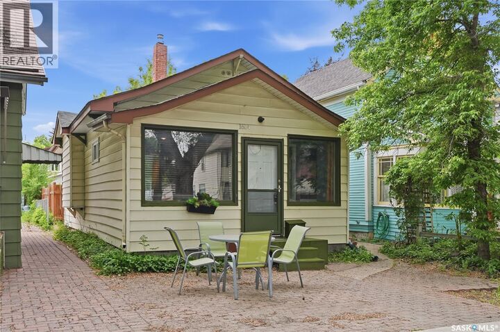 Property Photo: 1614 Lorne Avenue SK S7H 1Y1