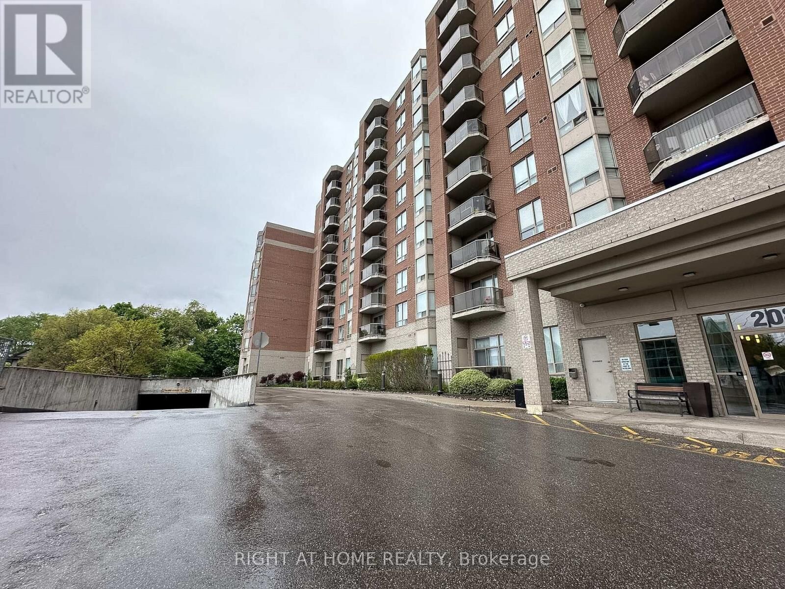 Property Photo: 2088 Lawrence Avenue West 702 ON M9N 3Z9