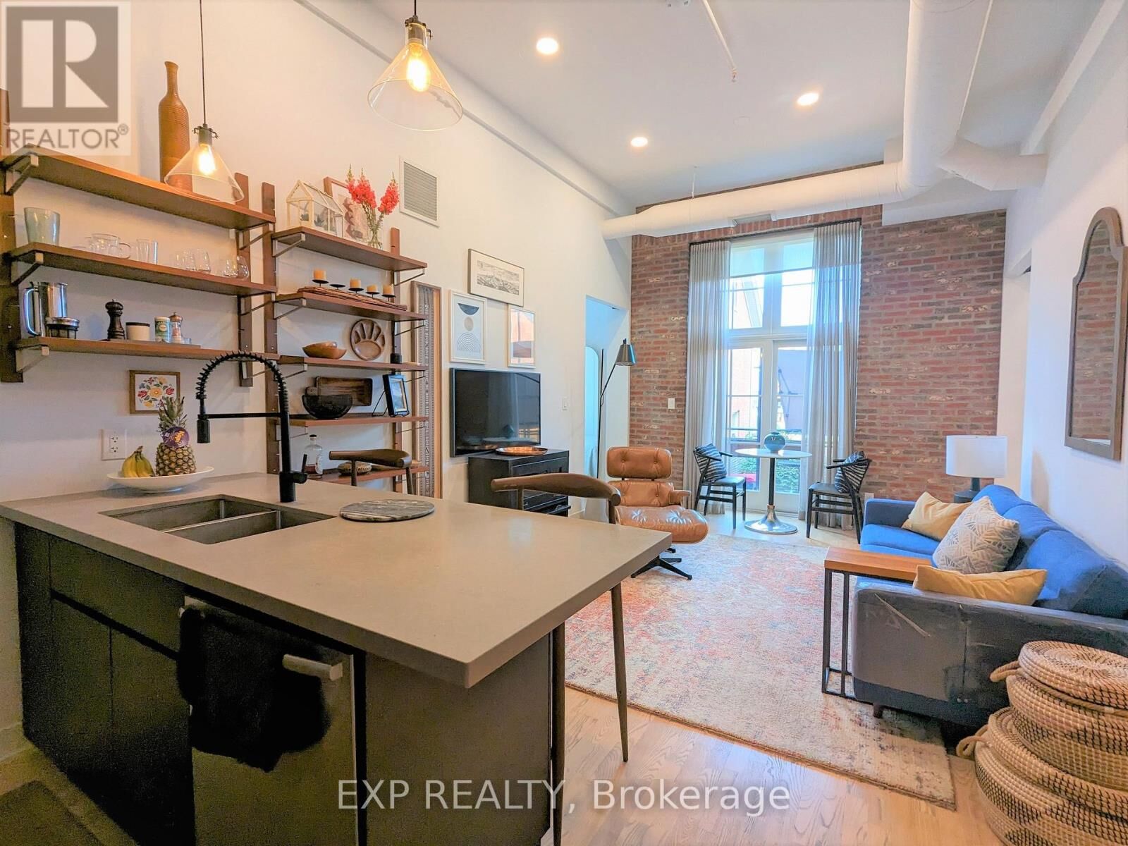 Property Photo:  152 Annette Street 206  ON M6P 1P4 