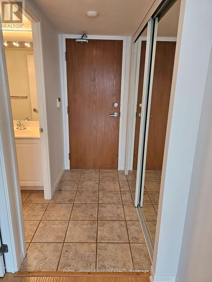 Property Photo:  219 Fort York Boulevard 1810  ON M5V 1B1 