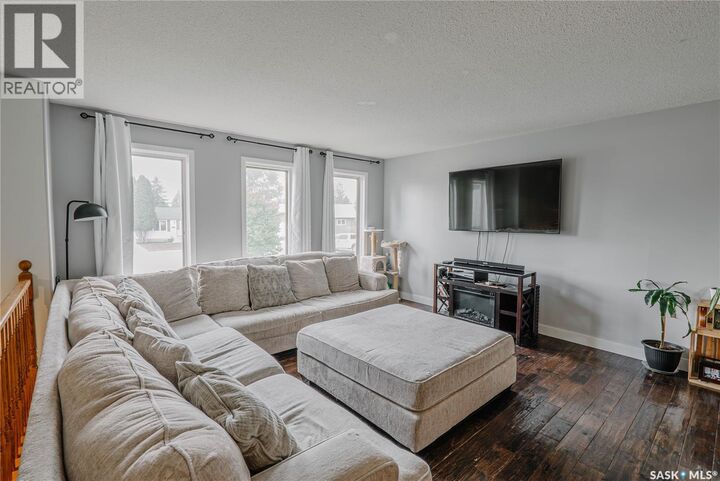 Property Photo:  335 Thain Crescent  SK S7K 6N1 