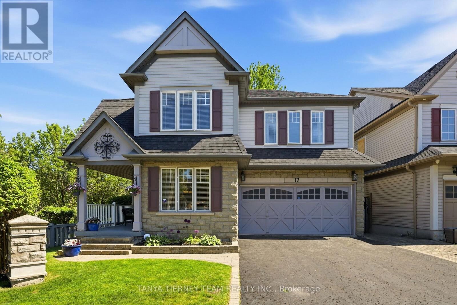 Property Photo:  17 Robert Attersley Drive East  ON L1R 3E3 