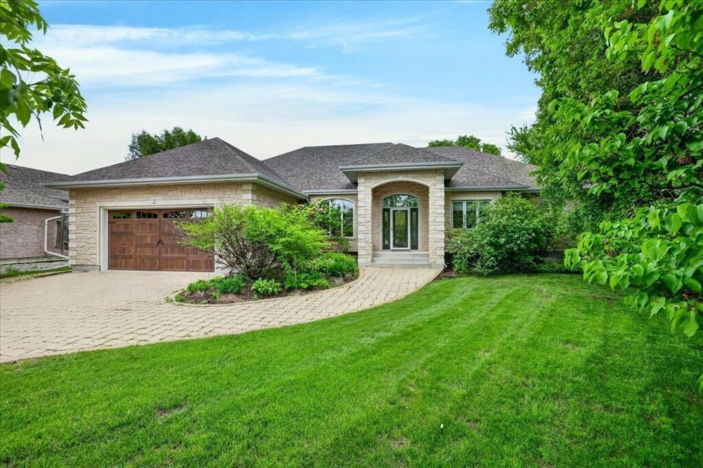 Property Photo: 2 Stonebridge Place MB R2E 0L4