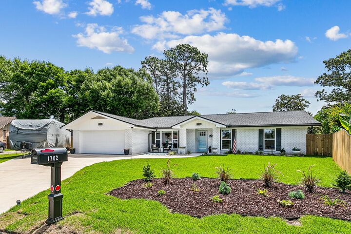 Property Photo: 1702 Green Palm Circle FL 32578