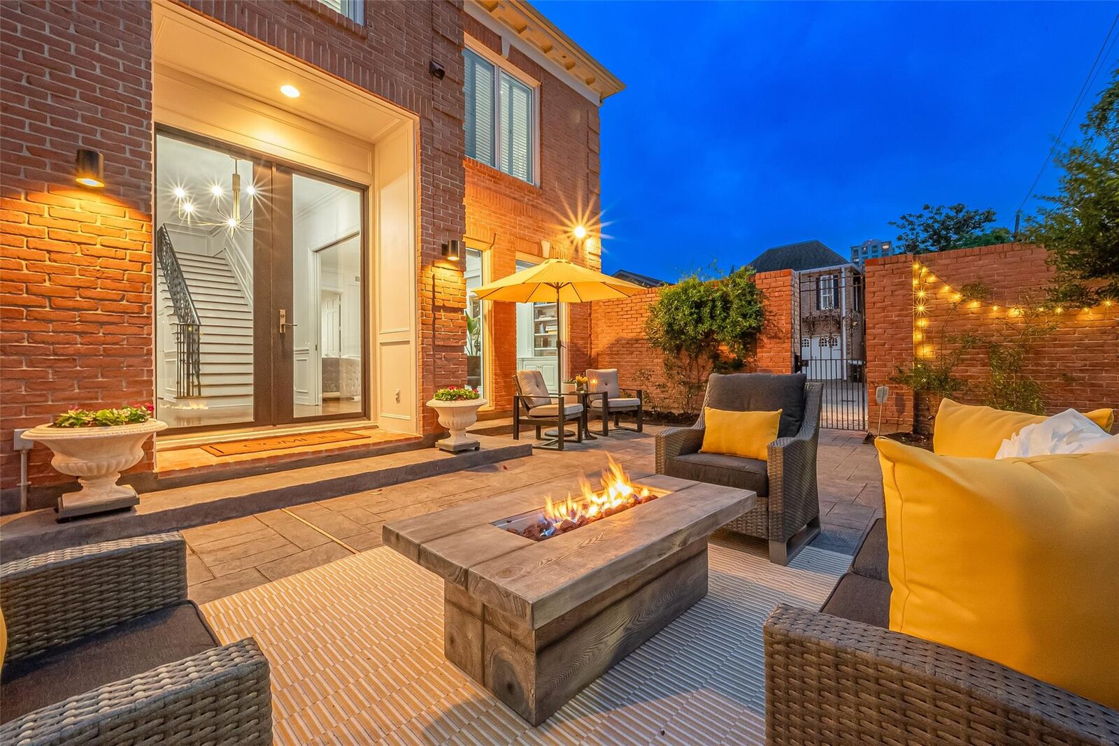 Property Photo:  983 S Post Oak Lane  TX 77056 