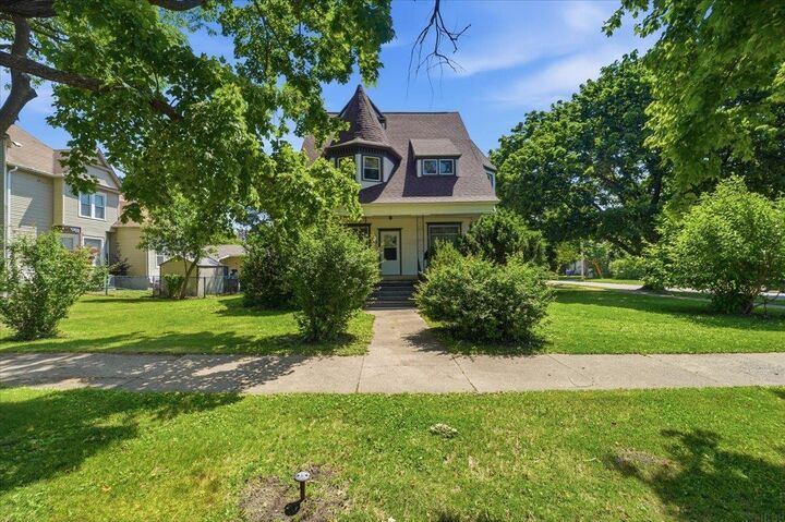 Property Photo:  203 1st Ave NE  IA 50662 