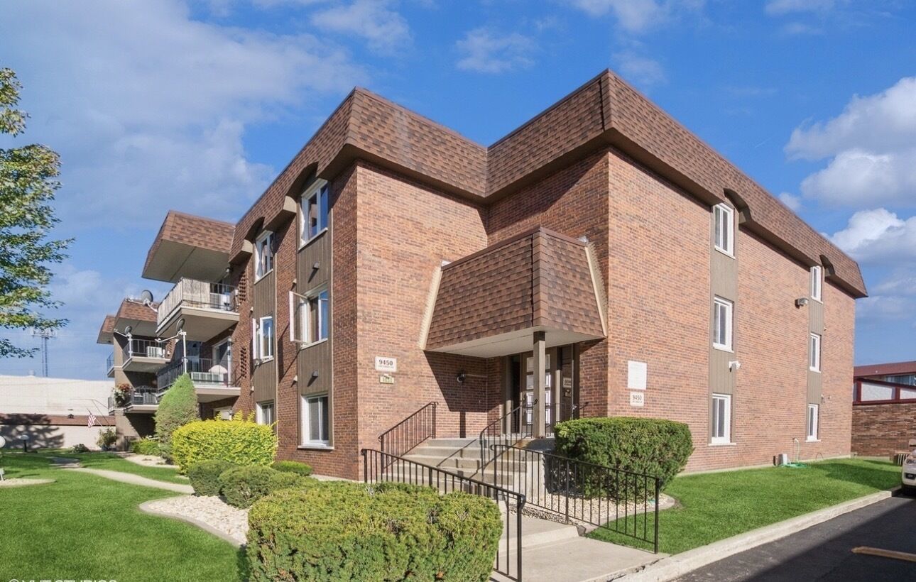 Property Photo:  9450 Greenbriar Drive 2C3  IL 60457 