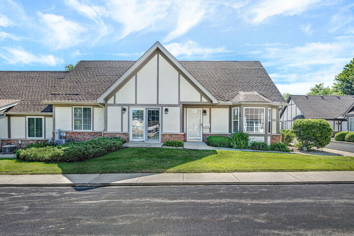 Property Photo:  1820 Willow Circle Drive 1820  IL 60403 