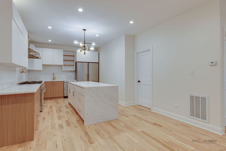 Property Photo: 1826 W Farragut Avenue IL 60640