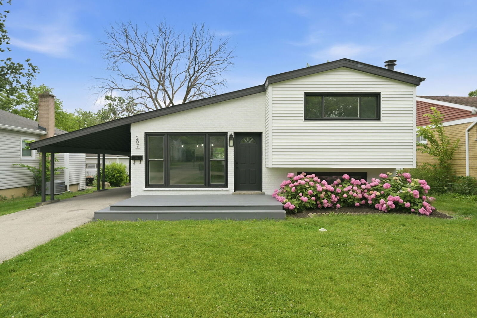 Property Photo:  207 W Ethel Avenue  IL 60148 