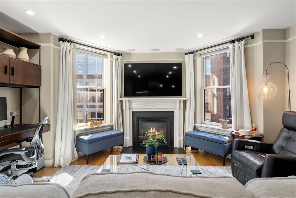 Property Photo:  294 Newbury Street 3B  MA 02115 