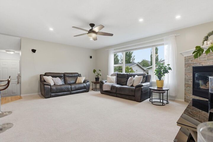 Property Photo:  450 Elgin Way SE  AB T2Z 3Y6 